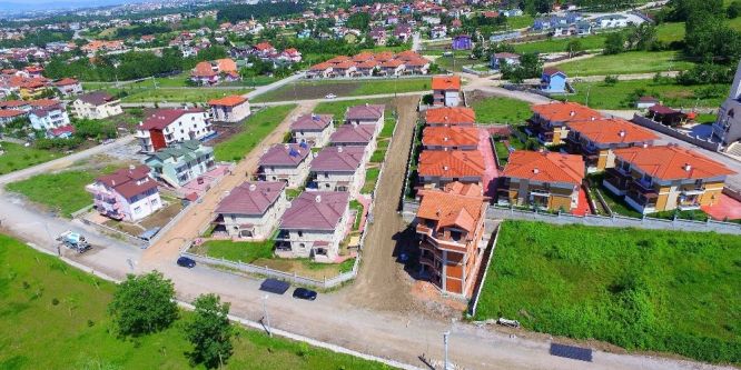 Başiskele’de 3 sokağın yolu betonla kaplandı