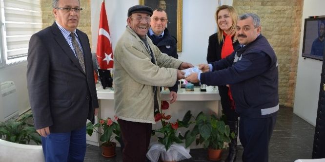 Para dolu cüzdanı teslim ettiler