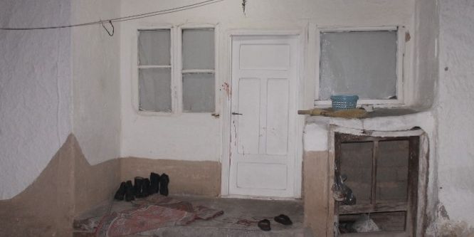 Tartıştığı eşini 8 yerinden bıçakladı