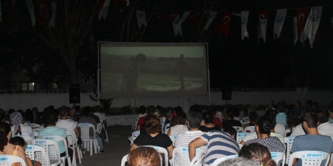 Söke’de açık hava sinema keyfi yaşanıyor