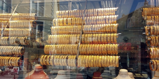 Otomobilden 5 kilo altın çalarak kayıplara karıştılar