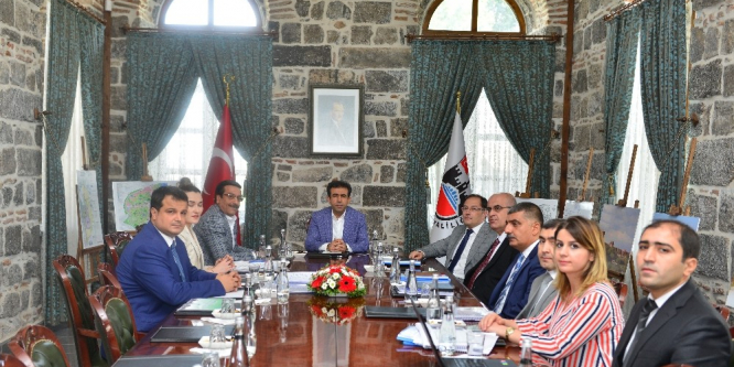 Vali Güzeloğlu, Sur ilçesinde devam eden restorasyon çalışmalar hakkında bilgi aldı