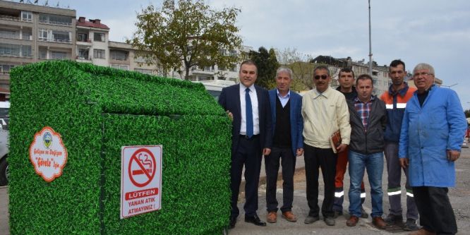 Görele’de çöp konteynırları yapay çimle kaplanıyor