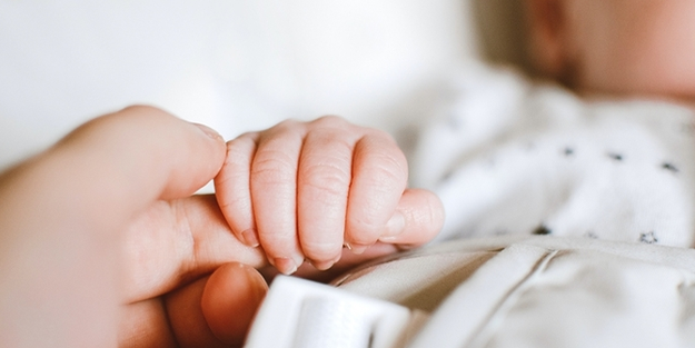 8 aylık bebeğini cep telefonu almak için sattı!