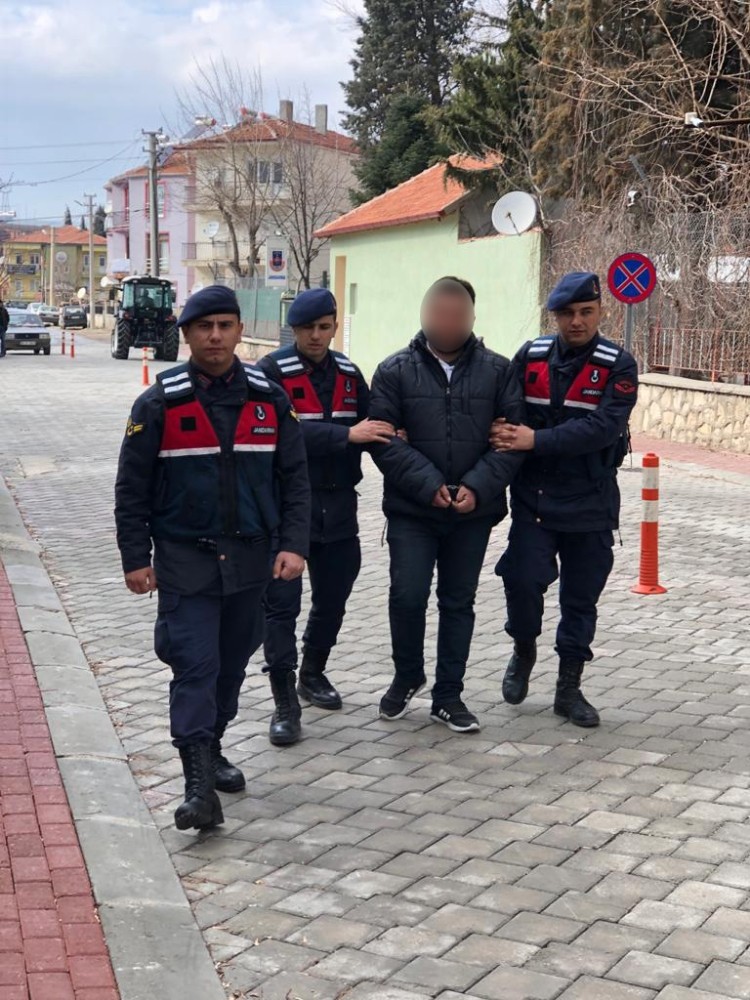 8 ayrı suçtan aranan şahıs jandarmadan kaçamadı 