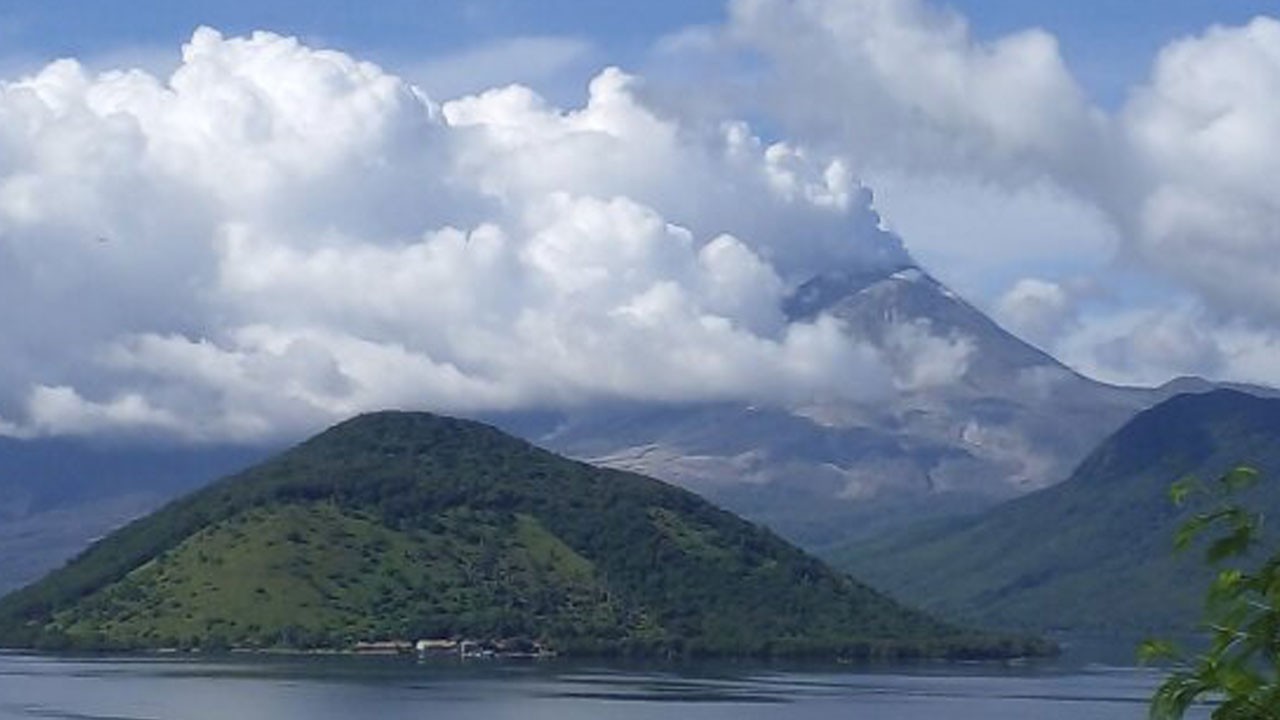 8 bin metreye kül püskürdü, uçuşlar iptal edildi