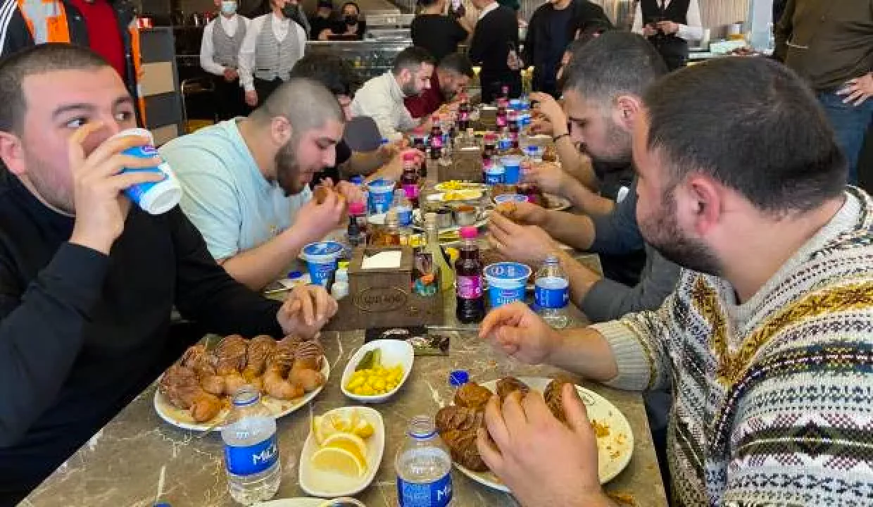 8 dakikada 10 tane yedi, çeyrek altını kaptı