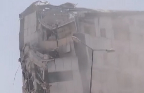 8 katlı bina 2 hamleyle yıkıldı