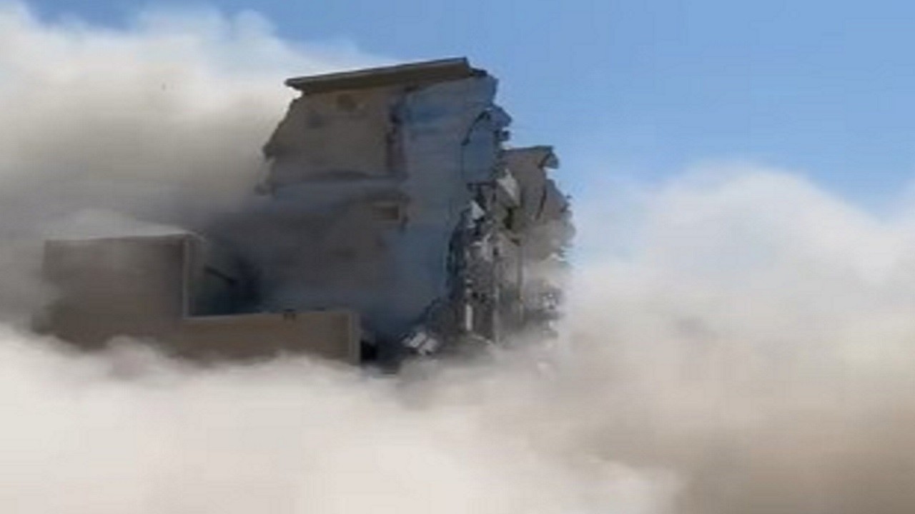 8 katlı bina tek darbeyle yıkıldı