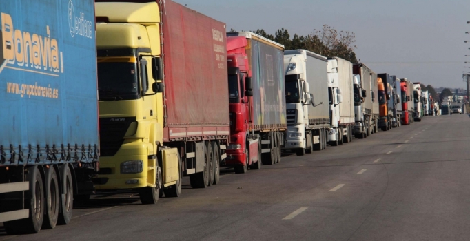 8 kilometrelik TIR kuyruğu