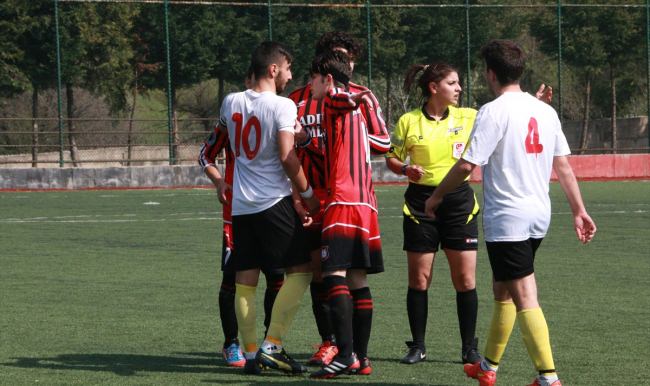 8 kırmızı kartın çıktığı maç yarıda kaldı