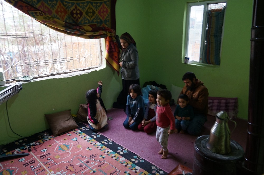 8 kişilik ailenin harabe evde yaşam mücadelesi 