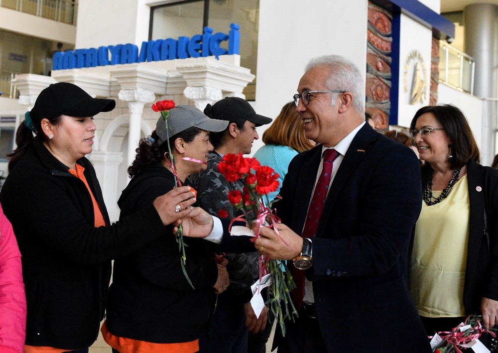 8 Mart’ı kırmızı karanfillerle kutladılar 