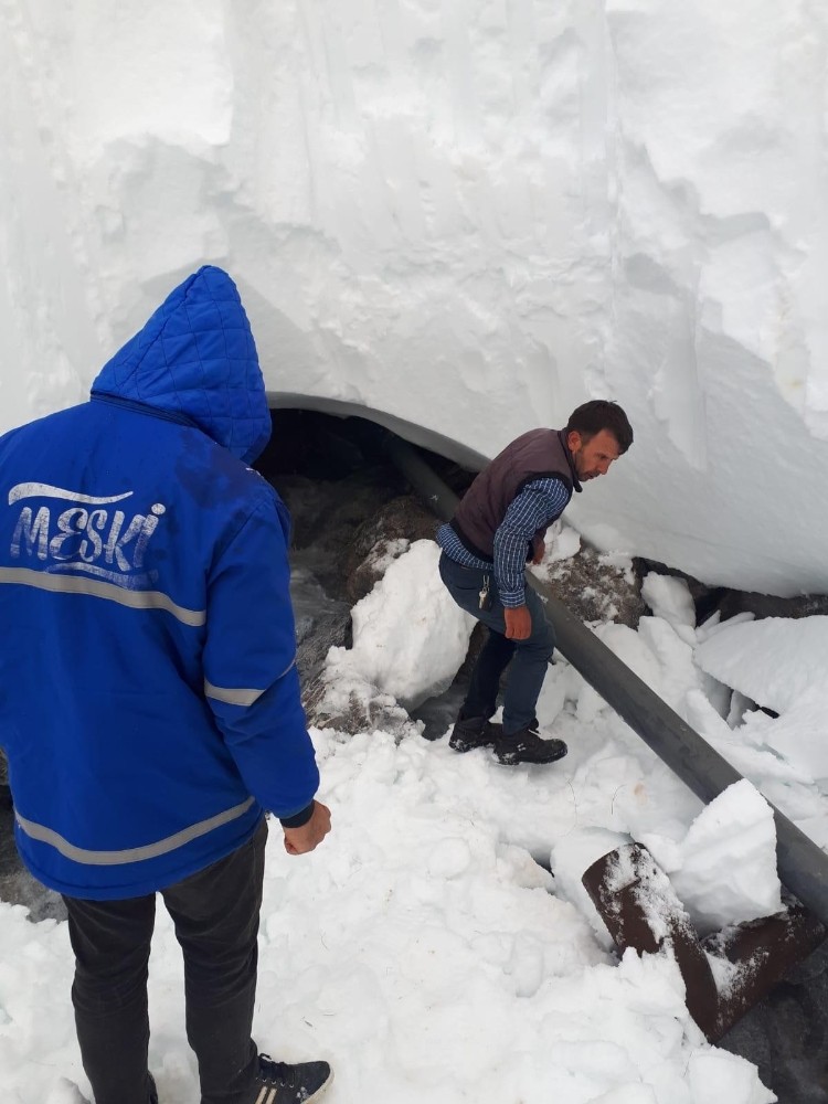 8 metre karın altındaki içme suyu hattına ulaşarak Gülek’e takviye su sağladılar 
