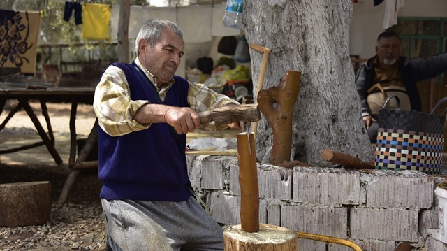 8 parmağıyla 60 yıldır tahta kaşık yapıyor