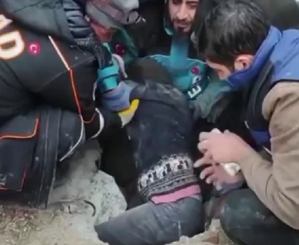 8 saat sonra enkazdan kurtuldu! Küçük kız enkazdan böyle çıkarıldı