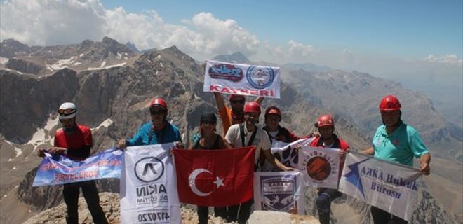 8 saatlik yolculuk sonrası Türk bayrağı dikildi