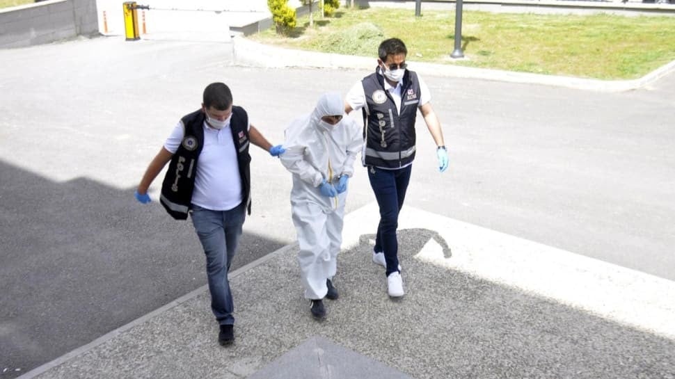 8 tabanca ve 3 tüfekle yakalanan adamı adliyeye bu halde getirdiler