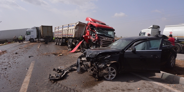 8 tırla 4 araç birbirine girdi: 2 kişi öldü