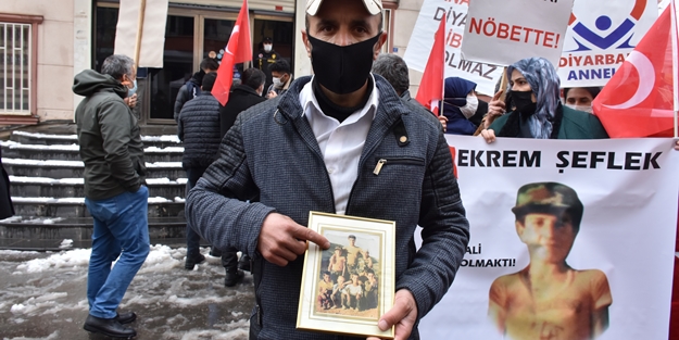 8 yaşında dağa kaçırılan ağabeyi için evlat nöbetine katıldı