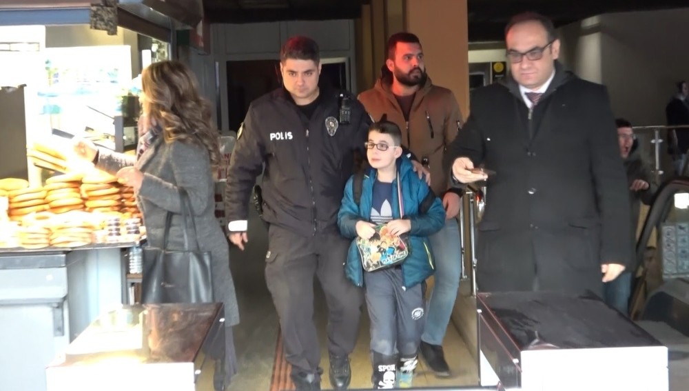 8 yaşındaki Arda okul yolunda kayboldu, imdadına Polis Amcaları yetişti 
