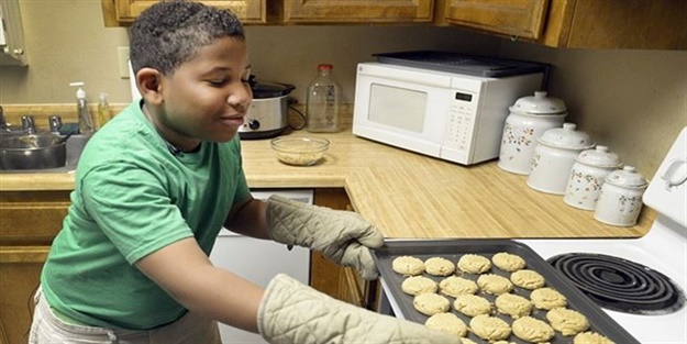 Bu çocuk kazandığı parayla annesine ev ...
