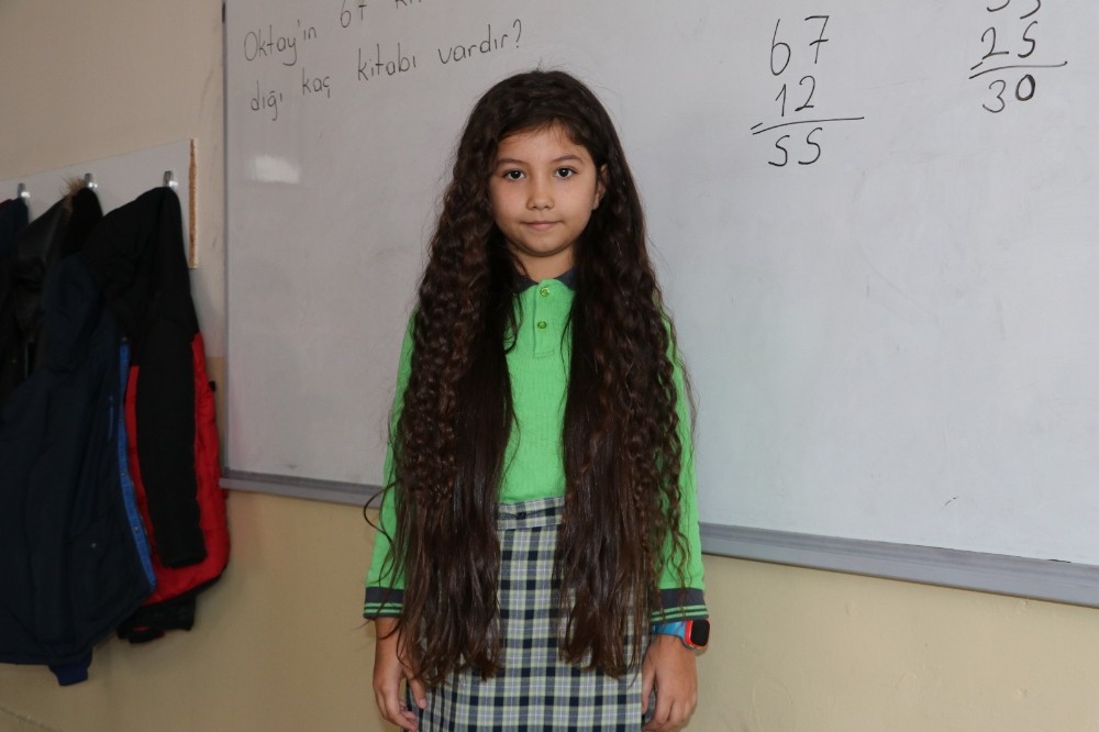 8 yaşındaki Zeynep beline kadar uzattığı saçlarını LÖSEV’e bağışladı 