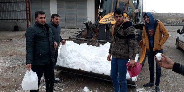 8 yıldır kar yağmayan köye dağdan kepçe ile kar getirdi