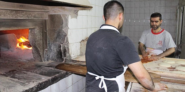 80 derece sıcağa rağmen oruçlarını aksatmıyorlar