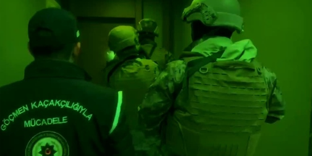 80 insan kaçakçısı ile 2.115 düzensiz göçmen yakalandı