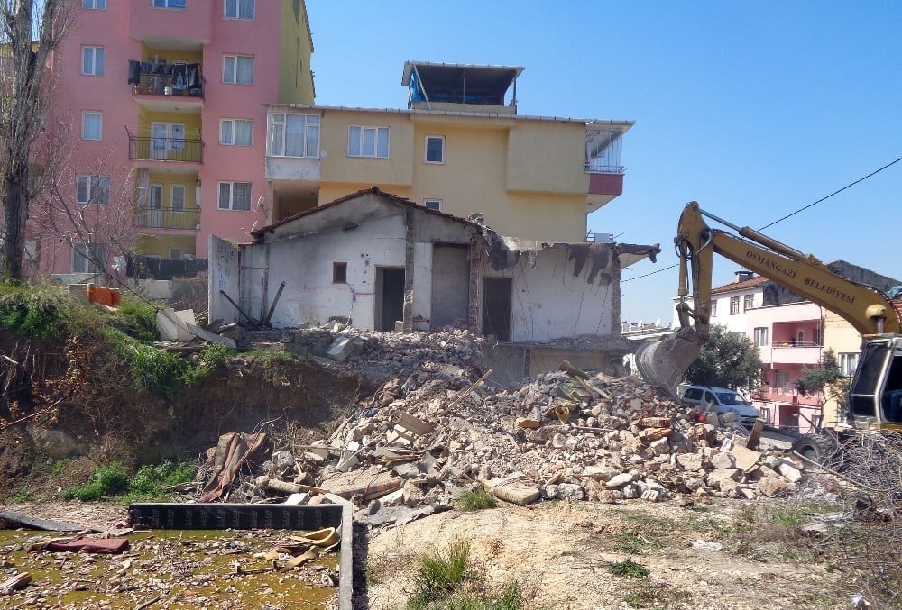 80 metruk bina yıkıldı 