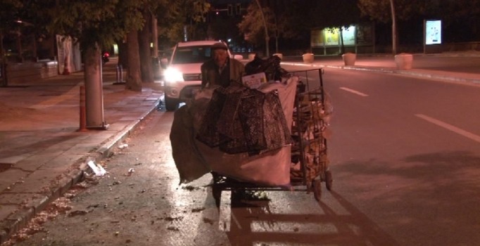 80 yaşında atık kağıt toplayarak geçimini sağlıyor