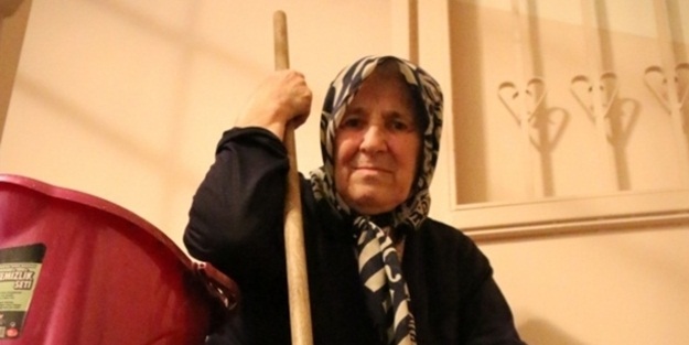 80 yaşında ve hayali için merdiven siliyor - VIDEO