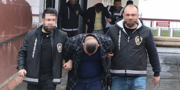 80 yaşındaki kadının boğazını sıkarak paralarını gasp eden 2 zanlı yakalandı