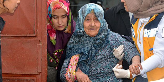 80 yaşındaki kadının boğazını sıkık para ve altınlarını gasp ettiler