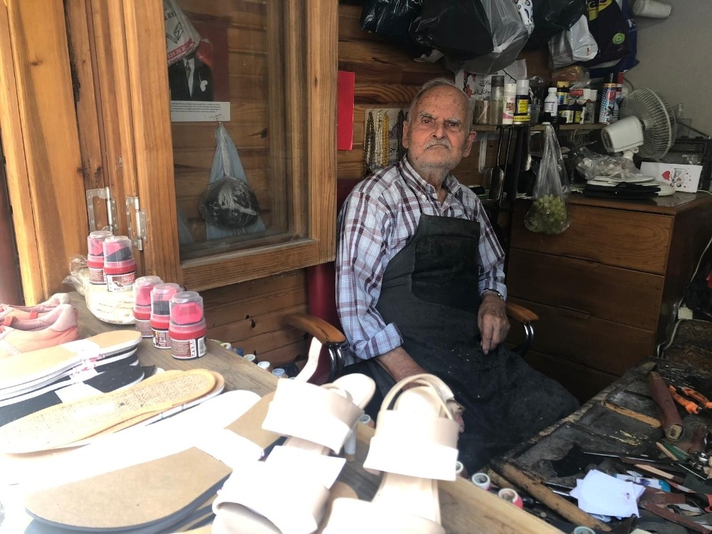 80 yıldır makine kullanmadan ayakkabı tamir ediyor 