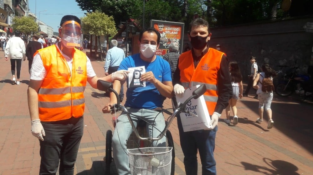 800 adet maske dağıttılar 