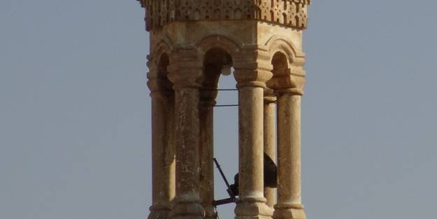 800 yıllık kilisedeki çanı çalmaya çalışan hırsızlar çıkan ses üzerine kaçtı