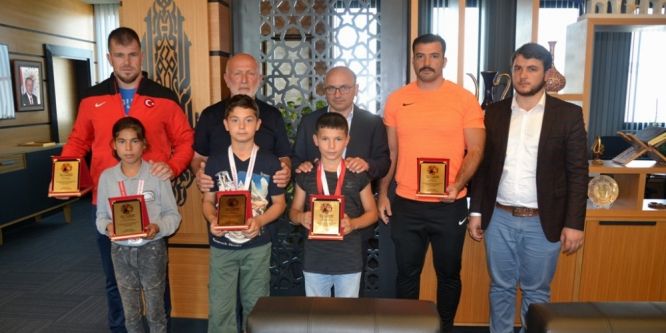Minik güreşçilerden büyük başarı
