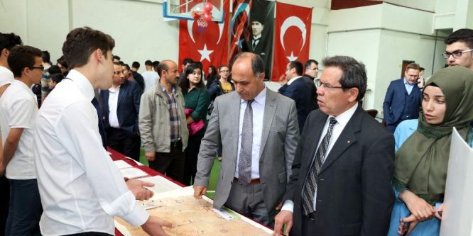 Öğrenciler bilim fuarında hünerlerini sergiledi