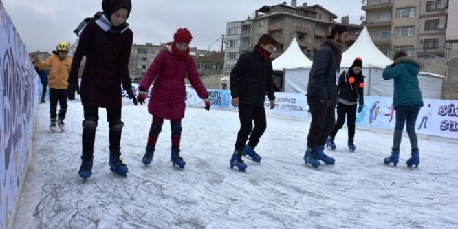 Buz pateni pisti hizmete başladı