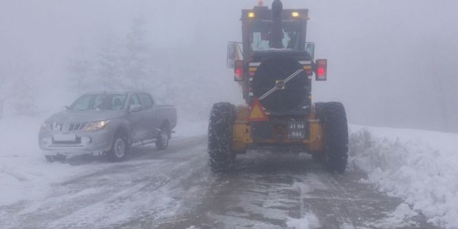 Büyükşehir kar timi yolları sürekli açık tuttu