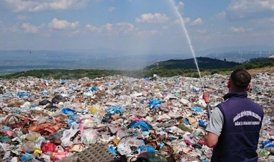 Kırkağaç çöplüğü haşerelere karşı ilaçlandı