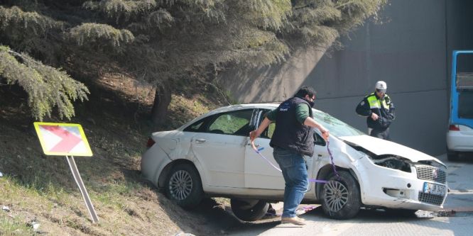 Yönlendirme tabelalarına çarparak takla attı