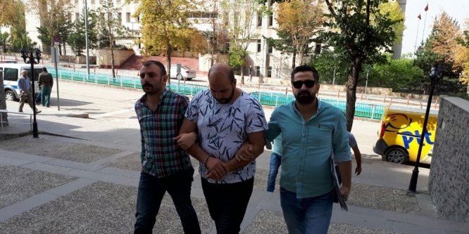 Kiracı oldukları evi satmak isterken suçüstü yakalandılar