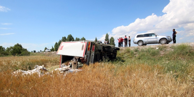 Yemek kamyoneti tarlaya devrildi: 1 ölü, 4 yaralı