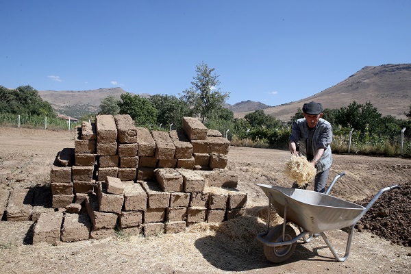 80’lik Halil dede gençlere taş çıkarıyor