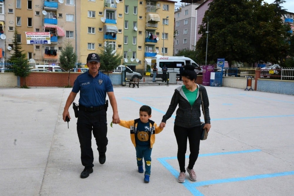 81 ilde eş zamanlı okul çevrelerine ve Servis Araçlarına Sıkı Denetim 