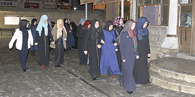 81 ilde gençler sabah namazında