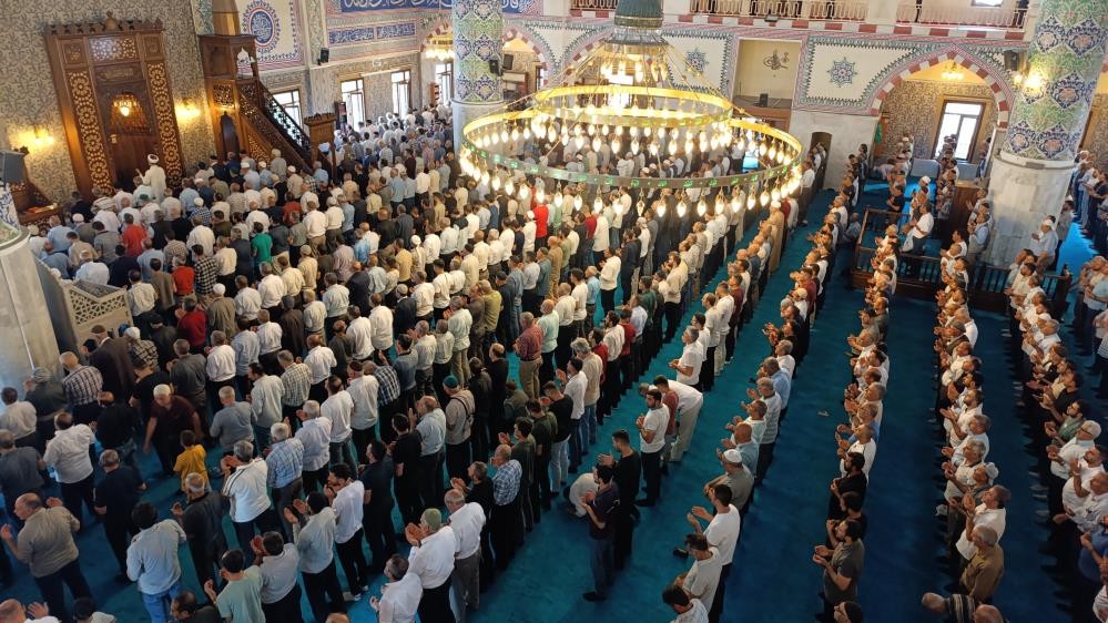 81 ilde Haniye için gıyabi cenaze namazı